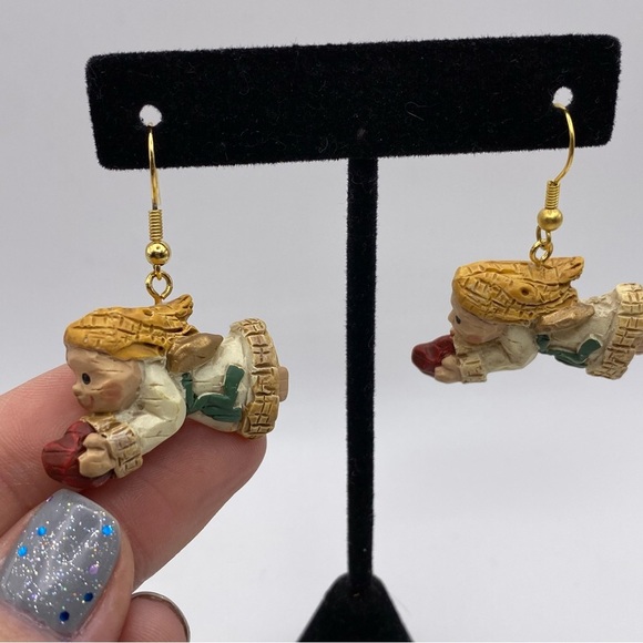 Vintage Angels Carrying Hearts Earrings - Picture 3 of 8